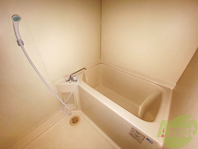 バス・シャワールーム　バスルームは狭すぎず、シャワーも浴びやすそうです。