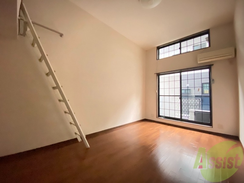 居室・リビング　８帖の洋室です。広々として、きれいですね。