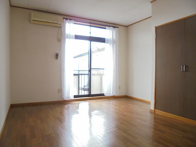 居室・リビング　写真は203号室です（参考）