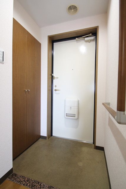 玄関　同建物の別部屋の写真