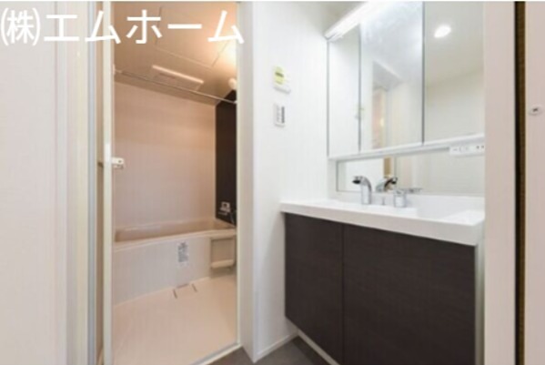 洗面設備　脱衣所　独立洗面化粧台　同型写真