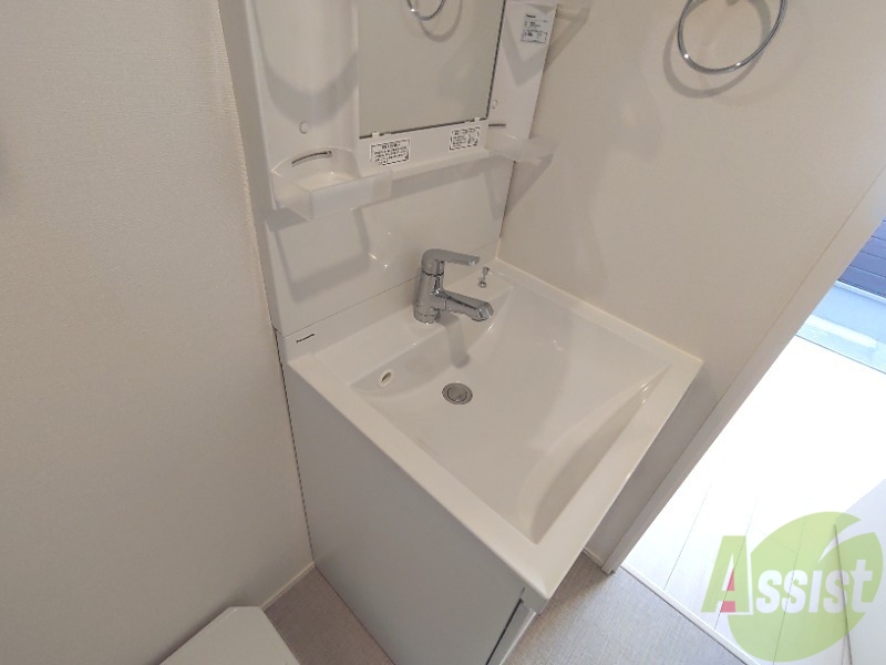 洗面設備　独立洗面台がございます。朝の支度はここで済ませましょう。