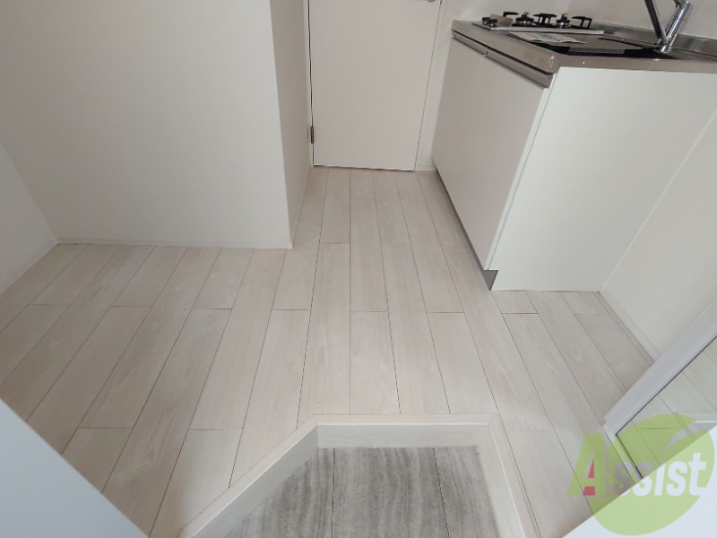 玄関　玄関からはこんな感じ。入ってすぐがキッチンになります。