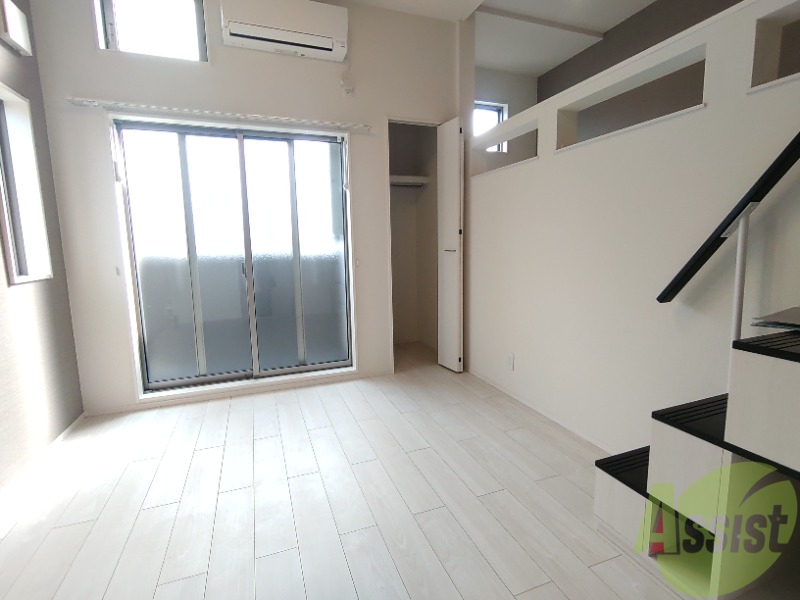 居室・リビング　６．４帖のリビングです。白を基調とした空間がオシャレです。