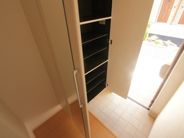 玄関　トールタイプのシューズボックス付き