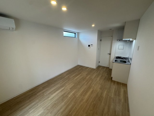 居室・リビング　同マンション別階の写真です