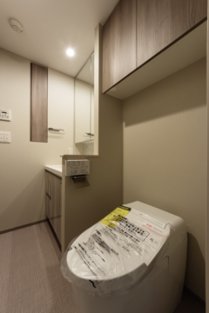 トイレ　同タイプ住戸の参考写真です。