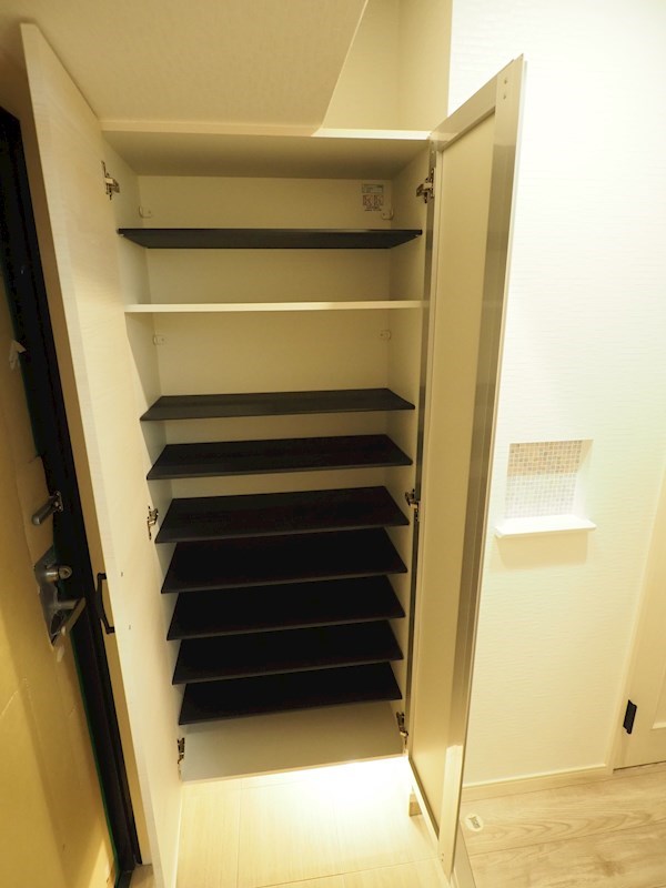 玄関　姿見付きのシューズBOX。