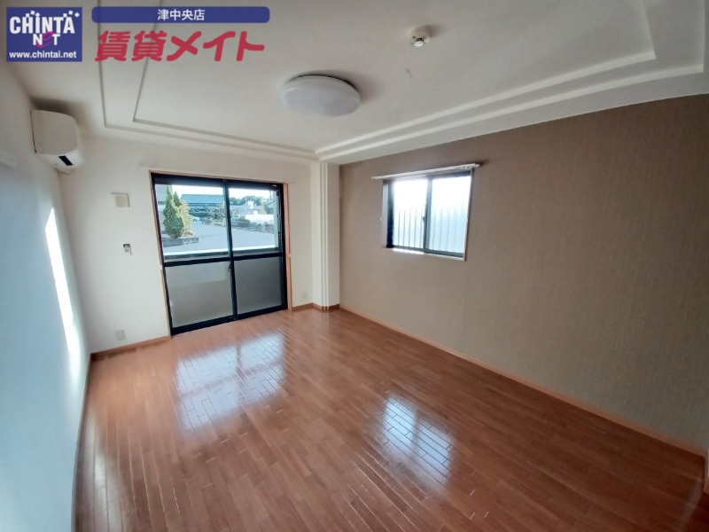 居室・リビング　同物件別室反転タイプ画像