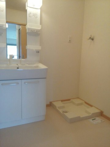 洗面設備　ゆったりとスペースのある洗面所