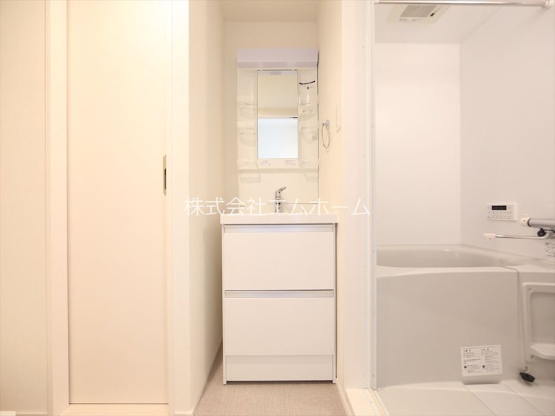 洗面設備　脱衣所　独立洗面台（シャンプードレッサー付）収納スペース有