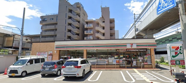 コンビニ　セブンイレブン（コンビニ）まで502m