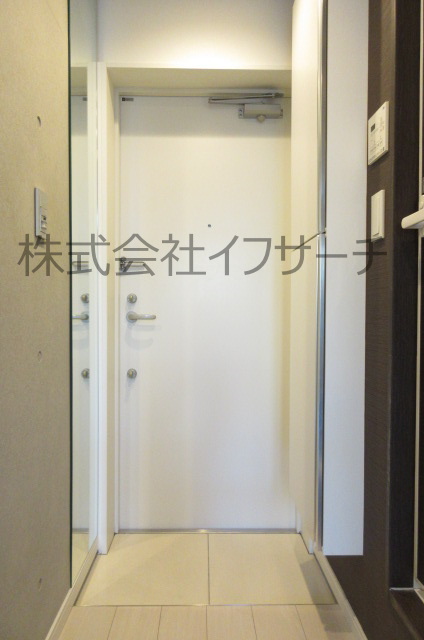 玄関　当社担当が撮影しています。