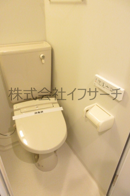 トイレ　温水洗浄便座　当社担当が撮影しています。