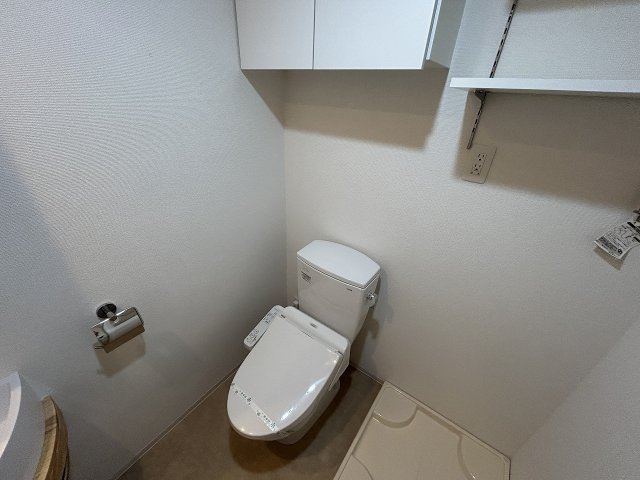 トイレ　落ち着いた色調のトイレです