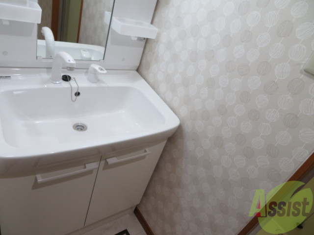 洗面設備　洗髪洗面化粧台なので朝の身支度もスムーズですね。