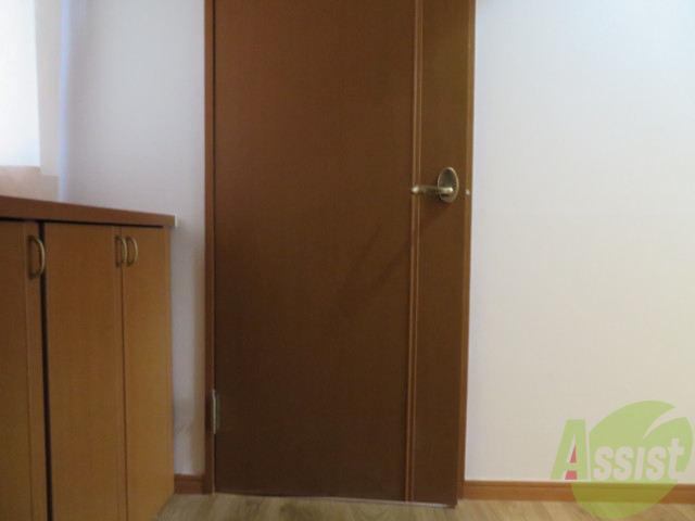 玄関　玄関のすぐ横に収納があるのは便利ですね。