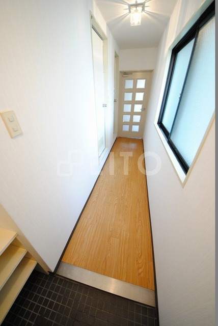 玄関　写真は２０３号室