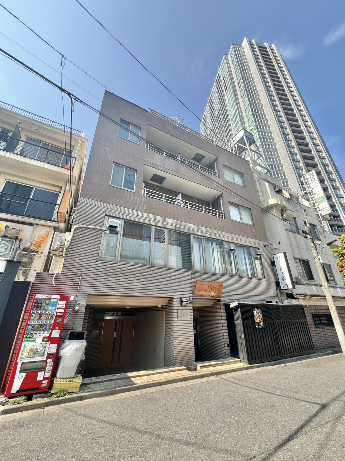 建物外観　オートロック・防犯カメラ付き