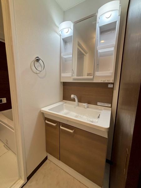 洗面設備　写真は別のお部屋のものです。