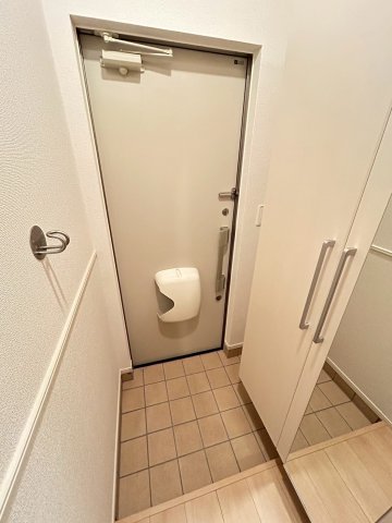 玄関　同物件、別号室の写真です。