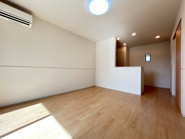 居室・リビング　同物件、別号室の写真です。