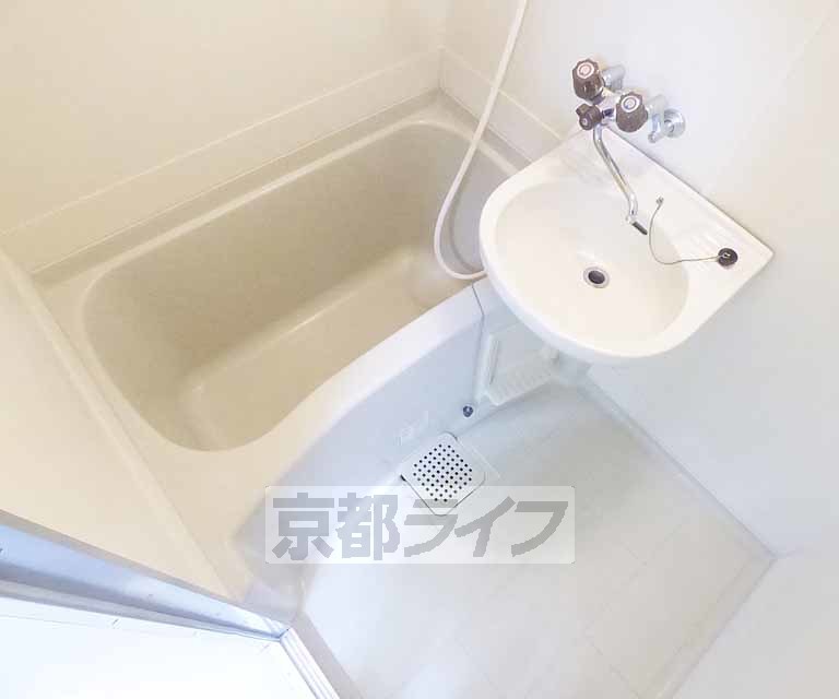 バス・シャワールーム　清潔感のあるバスルーム。