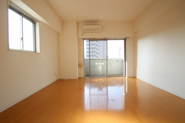 居室・リビング　同物件、別号室のものです。