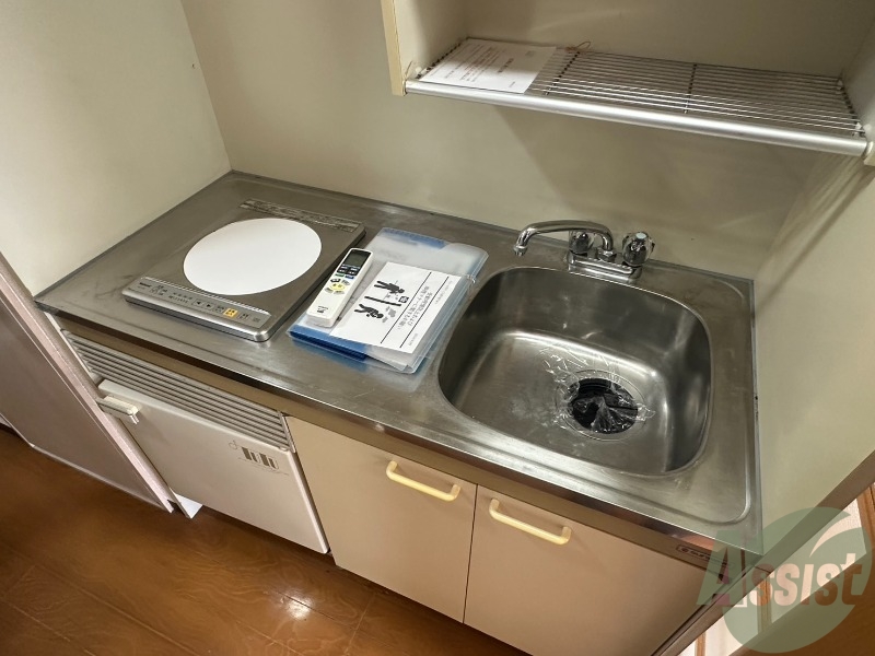 キッチン　ＩＨの一口コンロも設置済みで手軽にお料理ができますね