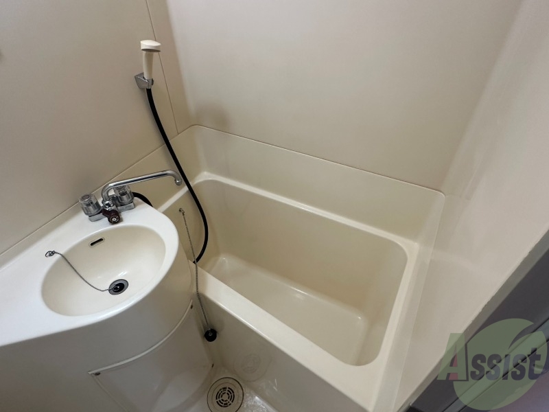 バス・シャワールーム　バスタブは広くはないかもしれませんが、ちゃんと浸かれそうです