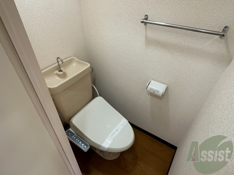 トイレ　トイレにはちゃんとウォシュレットも備え付けですね