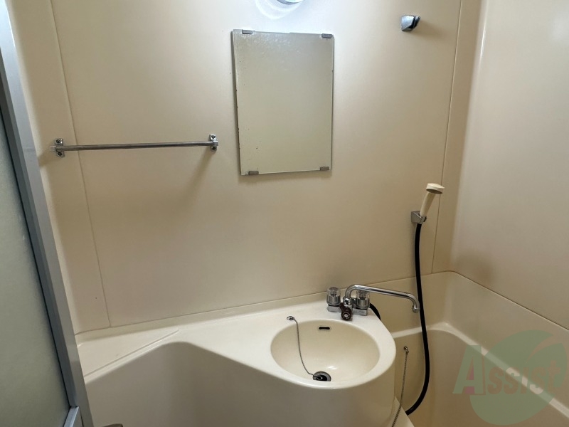 洗面設備　洗面台はバスタブのとなりに、歯磨き洗顔などはこちらで