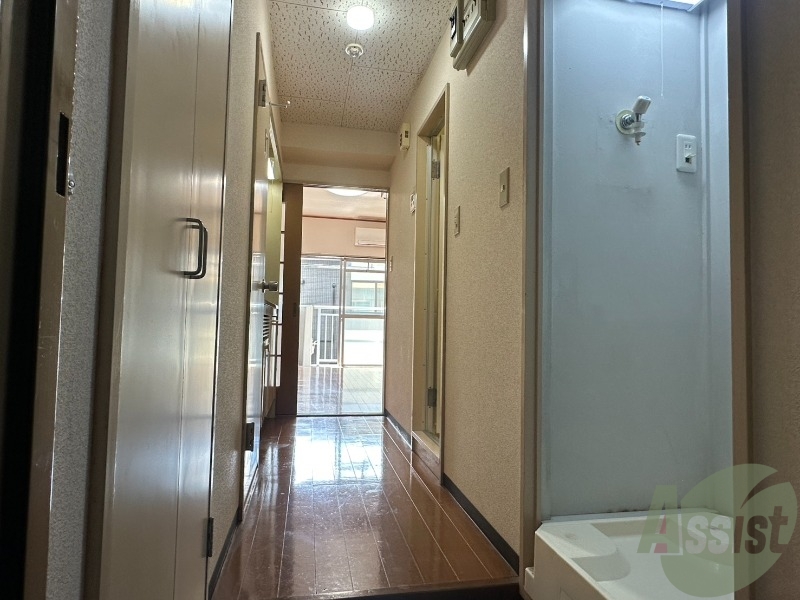 玄関　玄関を入ると正面が居室、左がトイレで右がお風呂です