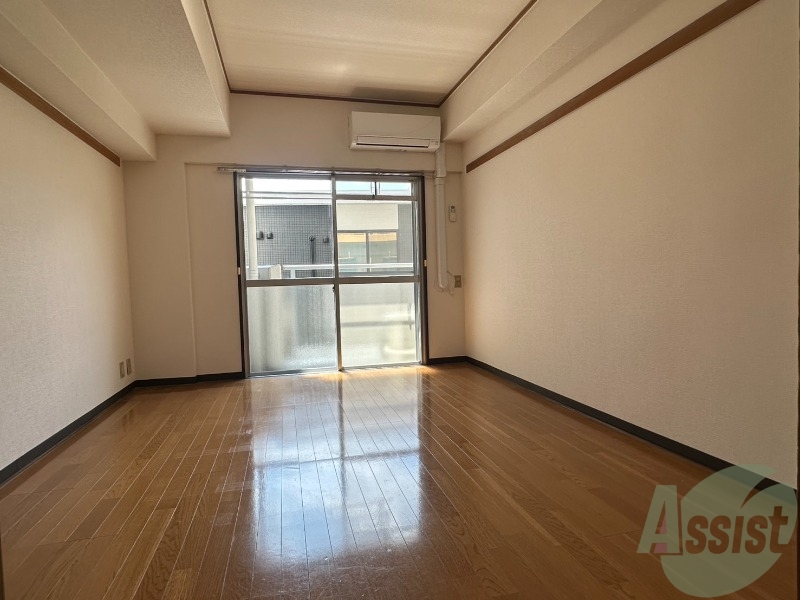 居室・リビング　リビングは７帖、一人暮らしにはちょうどいいですね