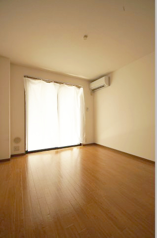 居室・リビング　落ち着いた色合いの床材を使用した居住空間です。