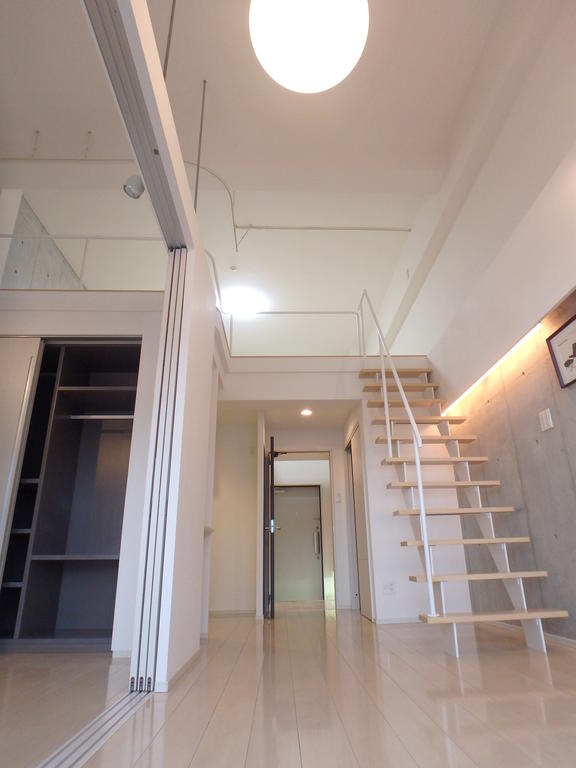 収納　5.5帖洋室　クローゼットには可動式棚があります。