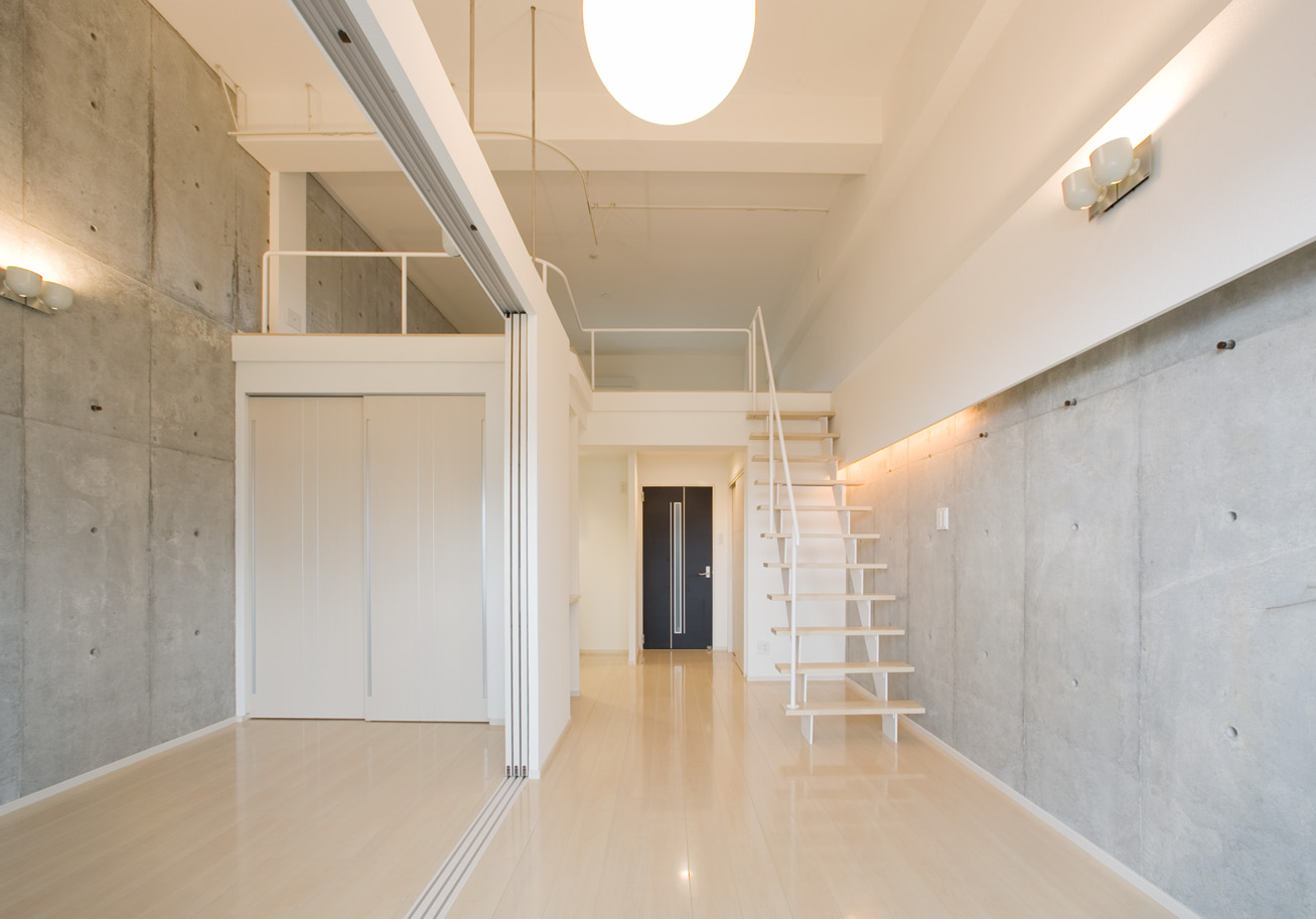 居室・リビング　ロフト付き！　広々と明るい室内