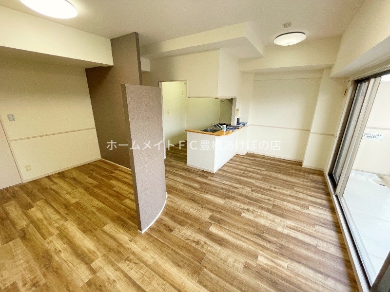 居室・リビング　同型別部屋写真（反転）