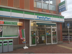 コンビニ　ファミリーマート 東中野駅前店（コンビニ）まで428m