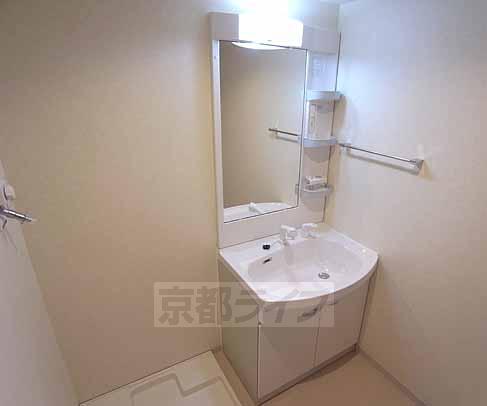 洗面設備　シャンプードレッサ付独立洗面台です。