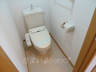 トイレ　シャワートイレ・収納棚あり
