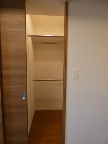 収納　たっぷりと収納ができる「ウォークインクローゼット」です。