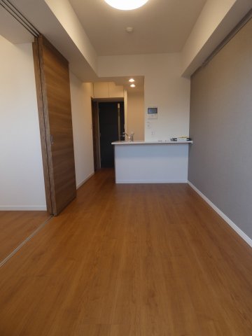 居室・リビング　落ち着いた色合いの床材を使用した居住空間です。
