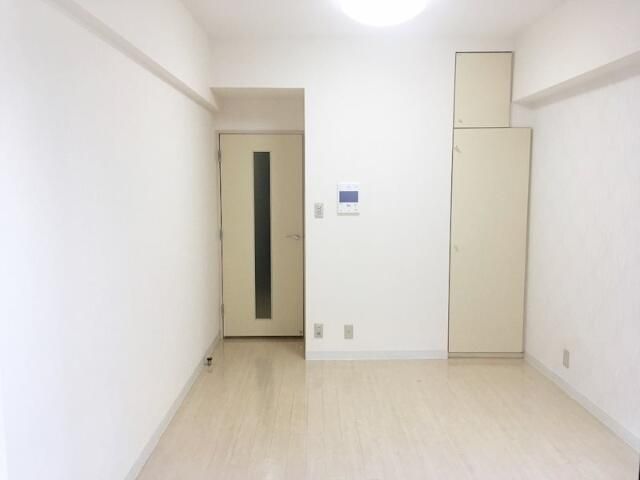 居室・リビング　白を基調とした清潔感のあるお部屋です
