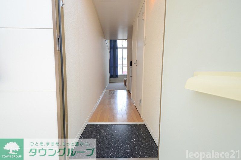 玄関　同タイプの物件写真を使用しております。