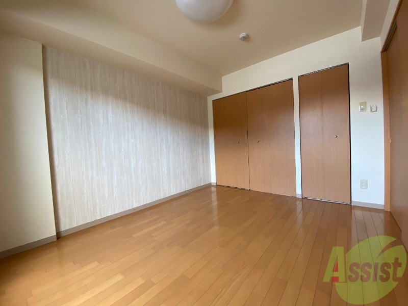 その他部屋・スペース　寝室はこちらです。光が差し込む、温かみのあるお部屋です。