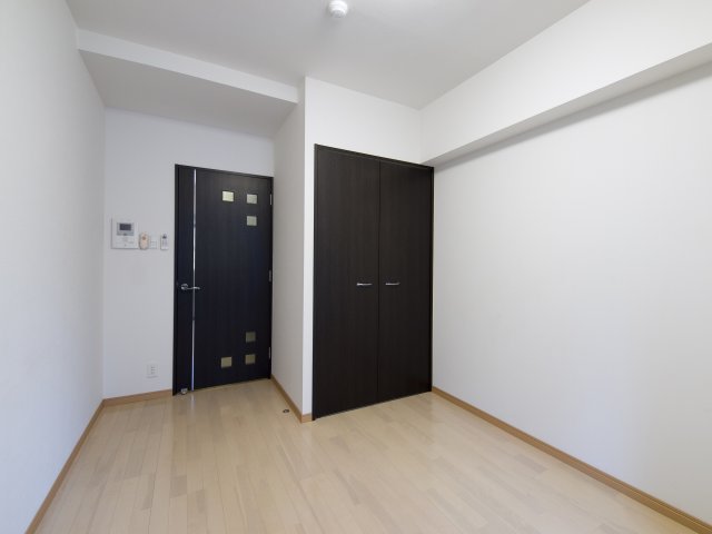その他部屋・スペース　落ち着いた色調の寝室です
