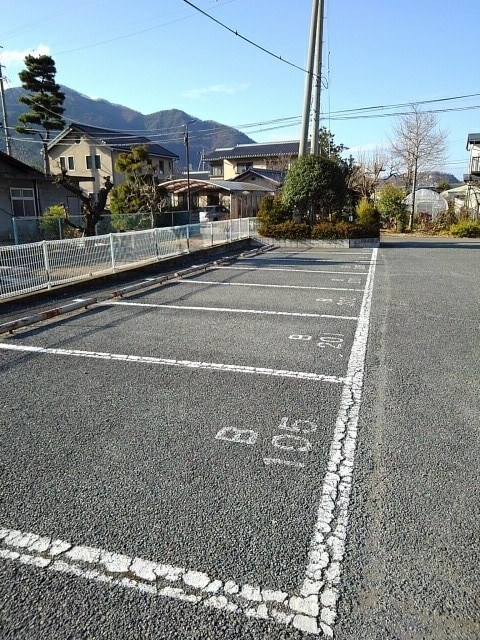 駐車場　写真は203号室です（参考）