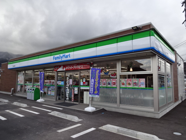 コンビニ　ファミリーマート 千曲上山田店（コンビニ）まで734m