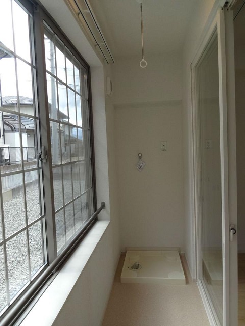 バルコニー　南面サンルーム（１．９畳）・屋内洗濯機置場あり